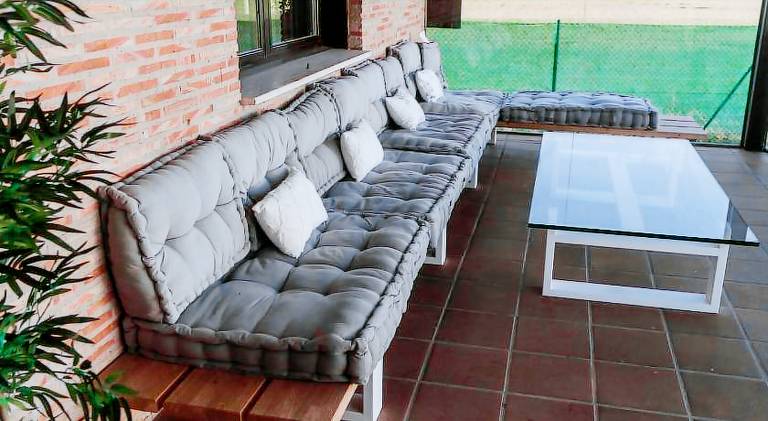 Vacation home with barbecue, yard & pool — photo 5