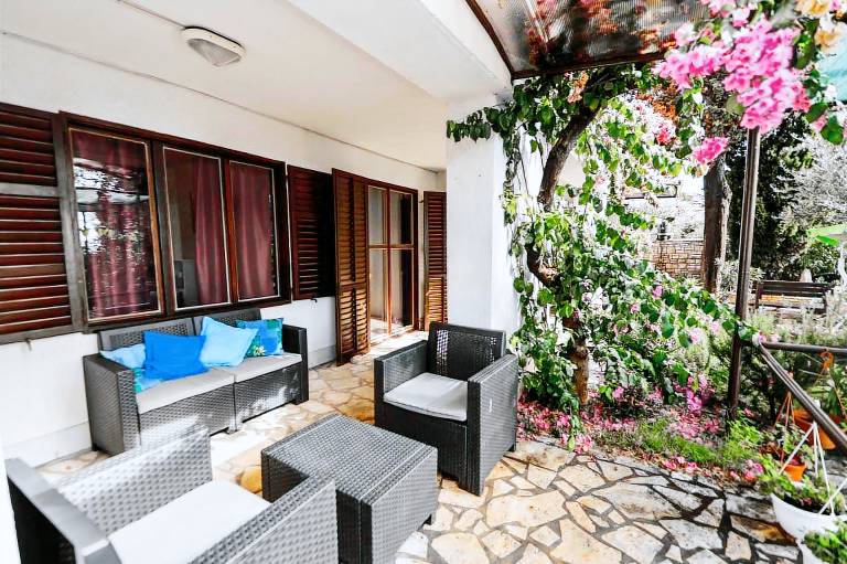 Holiday apartment with patio, yard & BBQ — photo 3