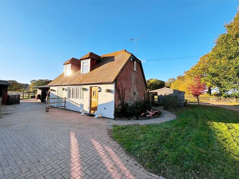 Beautiful vacation home with yard | Pets allowed — photo 4