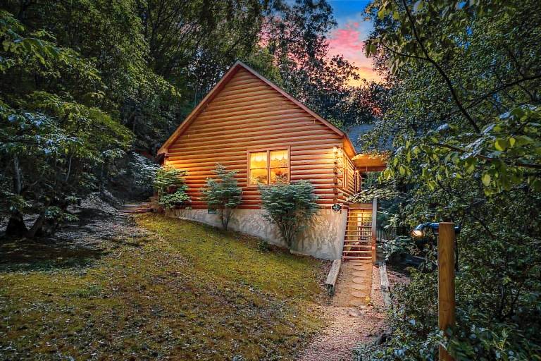 Family-oriented pleasant cabin with private pool | Pets are welcome in Pigeon Forge, TN