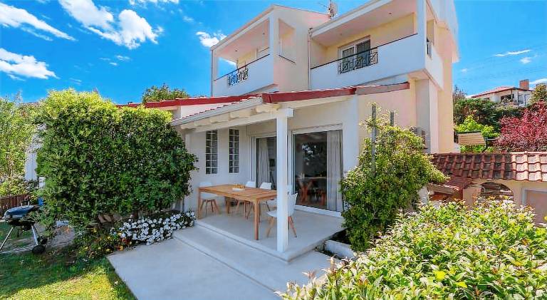 Villa with garden & patio — photo 4