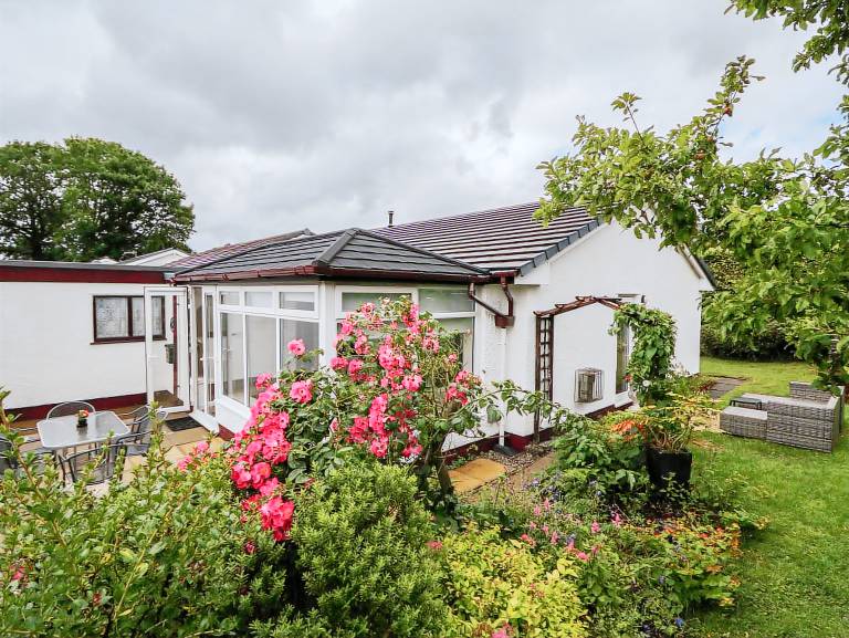Child-friendly pleasant cottage with yard | Beach view | Pets are welcome in Windermere