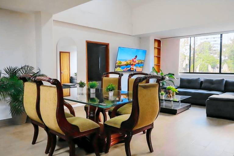 Charming rental apartment with hot tub | Near Lleras Park | Suitable for remote work | Pets allowed — photo 3