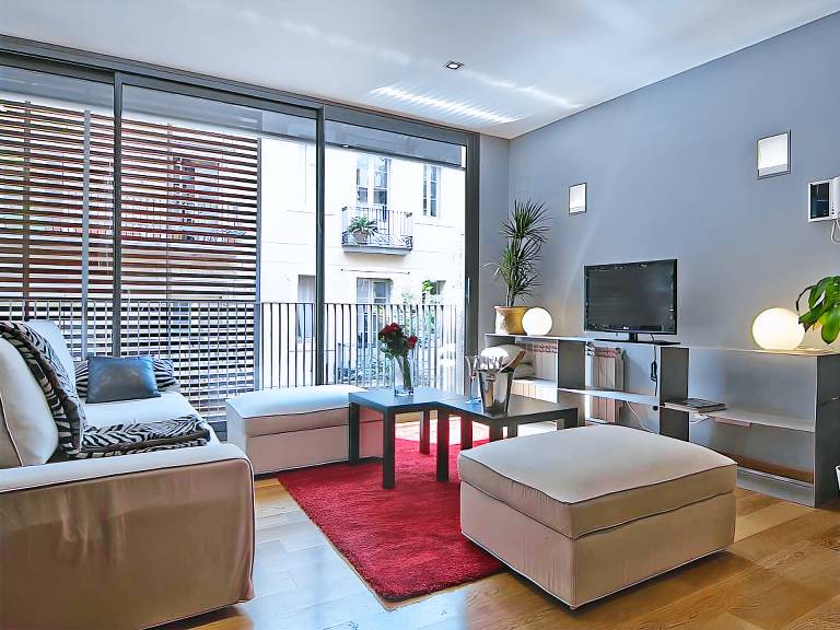Spacious serviced apartment with patio & pool | Next to Casa Milà | Dogs allowed — photo 2