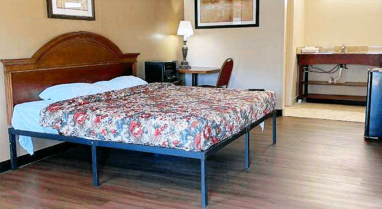 DELUXE INN in Warsaw, IN