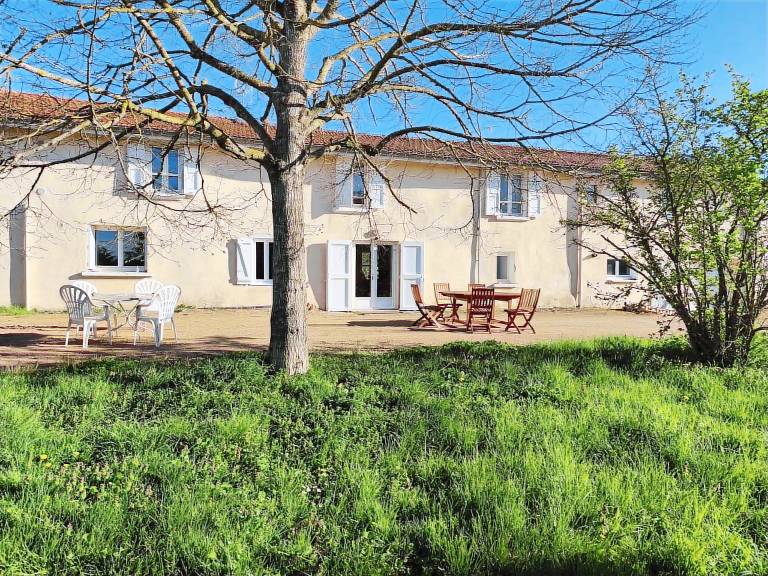 Gîte "Domaine de Collonges" with Private Terrace and Garden in Roanne