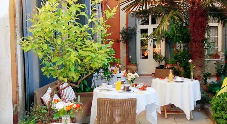 Belle suite au coeur de ville, petit dejeuner, jardin et bassin — photo 3