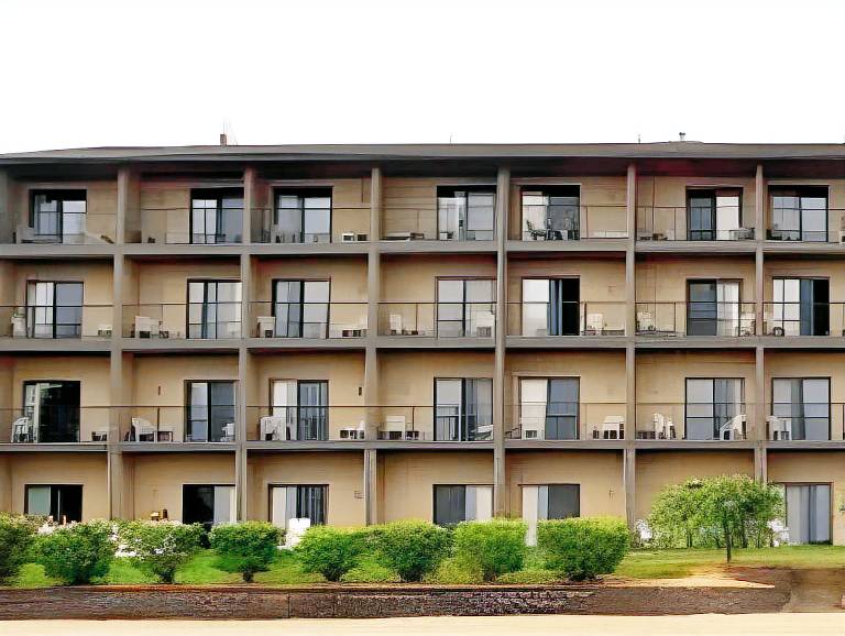 Beachfront Hotel Houghton Lake in Houghton Lake, MI