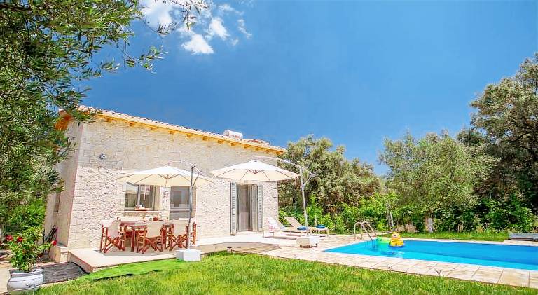Villa with private pool, yard & jacuzzi — photo 2