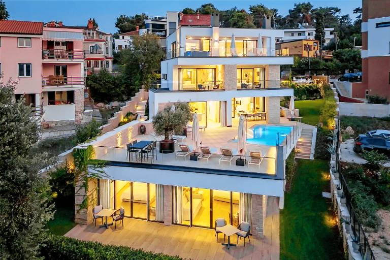 Child-friendly villa with patio, garden & hot tub | Sea view | Close to the beach | Good for workation | Pet-friendly in Rovinj