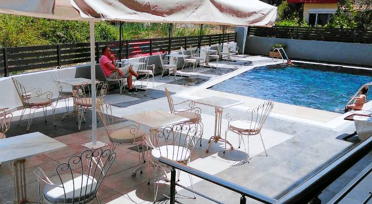 Serviced apartment with pool & patio | Beach nearby | Pets are welcome — photo 3