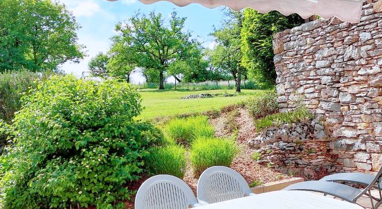 Vacation home with BBQ, yard & patio — photo 4