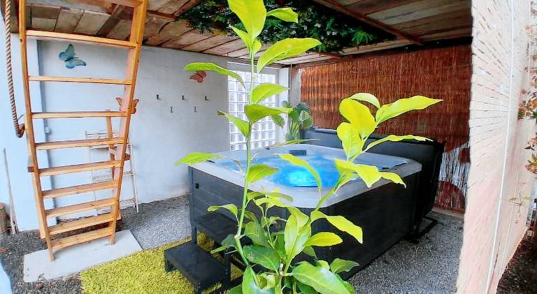 Vacation home with hot tub — photo 5