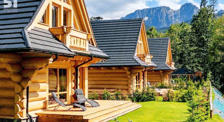 Chalet with sauna, hot tub & yard in Koscielisko
