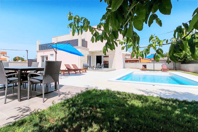 Villa with terrace, pool & grill — photo 4
