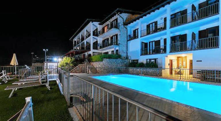 Serviced apartment with pool, patio & garden | Pets are welcome — photo 2