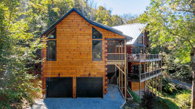 Rested Traveler - Pet Friendly log cabin with views, pool table & hot tub near Blowing Rock! — photo 2