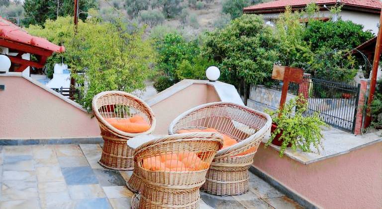 Ample vacation home with patio, yard & hot tub | Suitable for remote work | Pet-friendly — photo 5