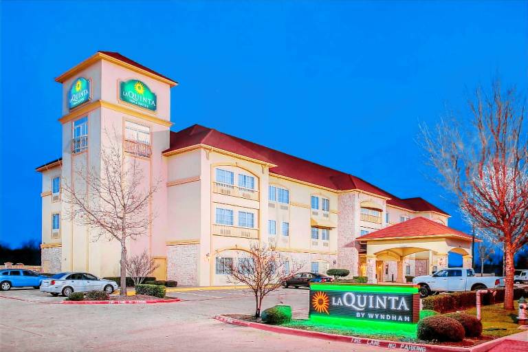 La Quinta Inn & Suites by Wyndham Ennis — photo 3