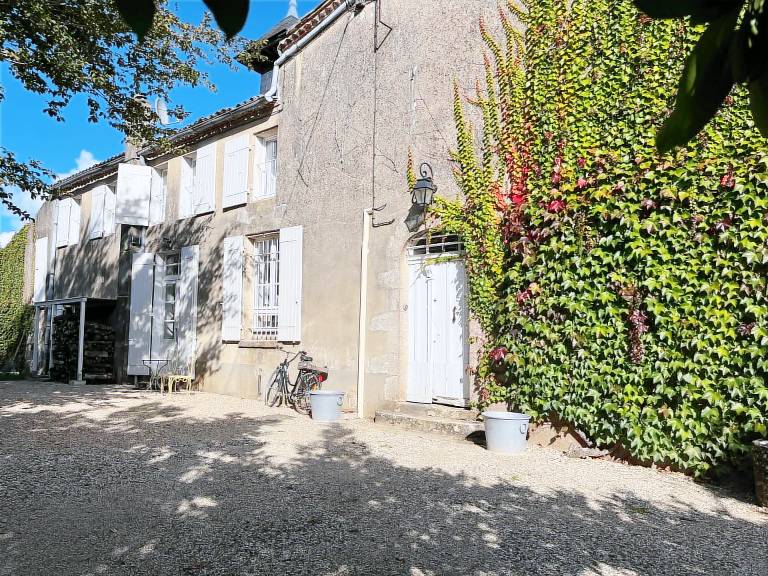 Peaceful Retreat in Entre-Deux-Mers: Charming Cottage with Pool, Sauna & Unspoiled Nature — photo 3