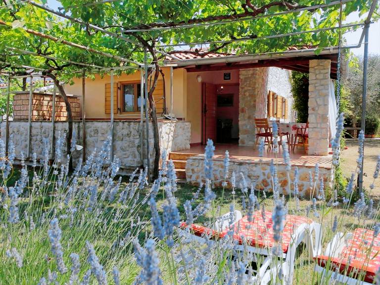 Vacation home with garden, terrace & barbecue — photo 3