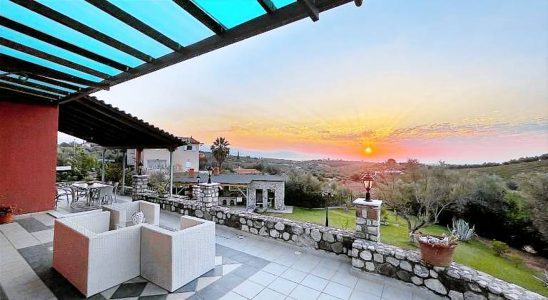 Vacation home with terrace & garden — photo 3