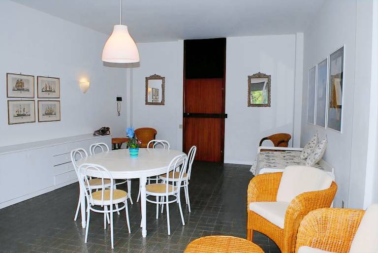 Rental apartment with yard — photo 4