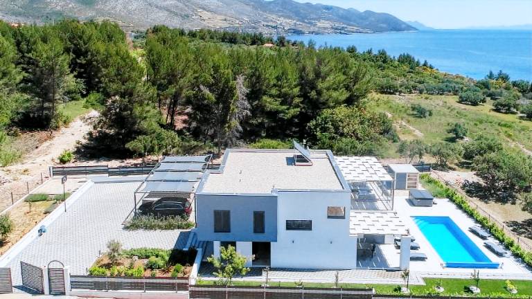Fully equipped nice vacation home with terrace, yard & jacuzzi | Close to the beach | Pets are welcome — photo 3