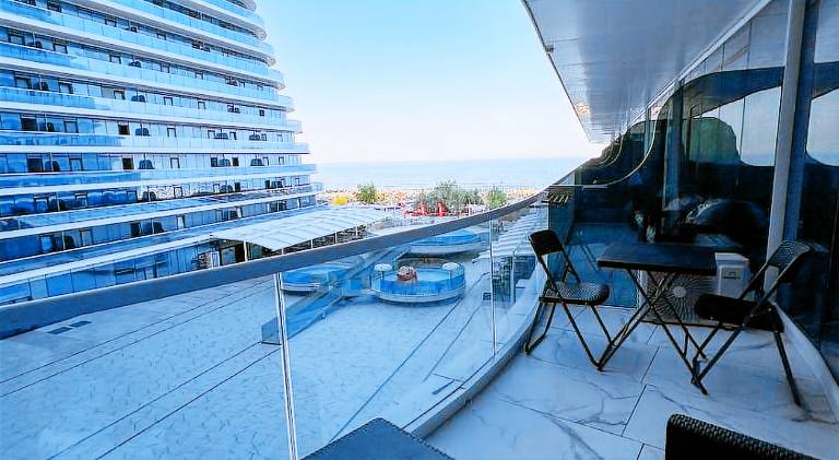 Apartment with pool in Constanta