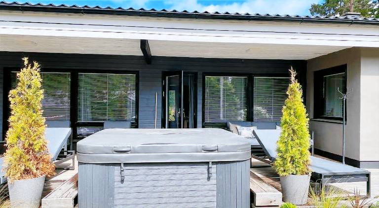 Vacation home with sauna & hot tub | Pets allowed — photo 5