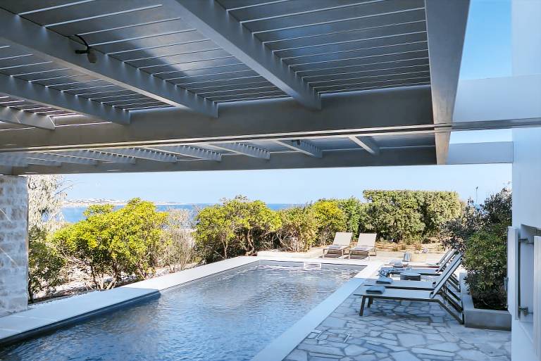 Villa Kirki · Stunning Beachfront 3BR Villa that h in Paro