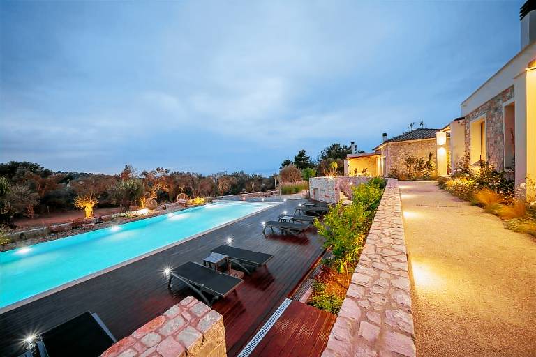Villa with pool, yard & terrace | Pet-friendly — photo 3
