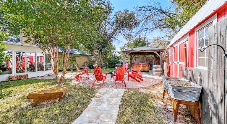 Vacation home with hot tub — photo 4