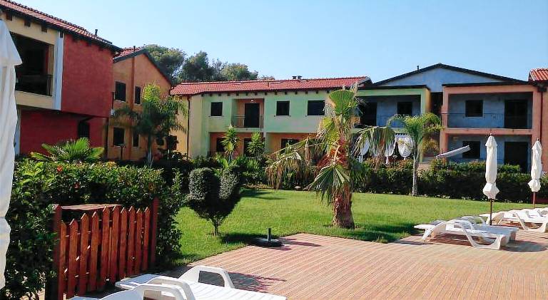 Rental apartment with yard, terrace & pool — photo 5