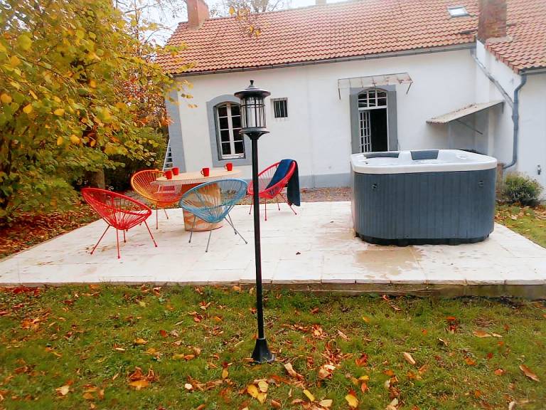 Nice gite with patio & garden | Pets are welcome in Montlucon