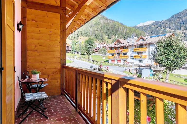 Apartment 'Villa Lory 3' with Mountain View, Shared Garden and Wi-Fi in Canazei