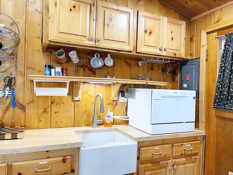 Huckleberry Hut Cozy Fishing Cabin Near YNP — photo 3