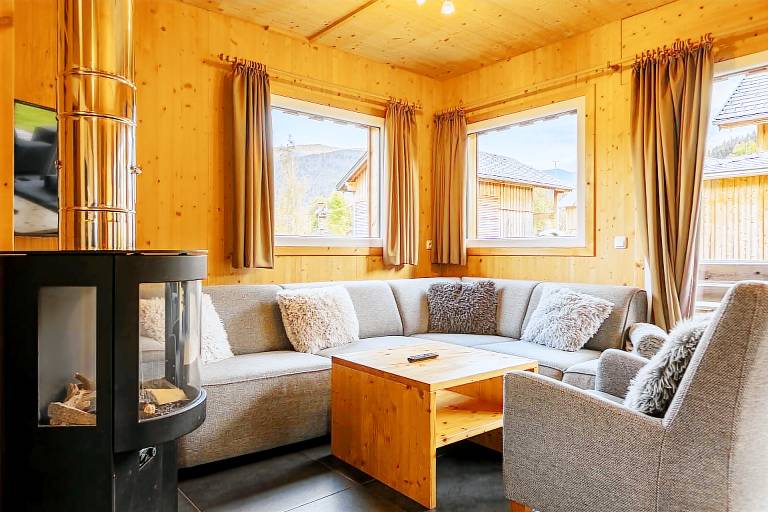 Fully equipped beautiful chalet with hot tub, patio & sauna | Close to the ski | Pets allowed — photo 3