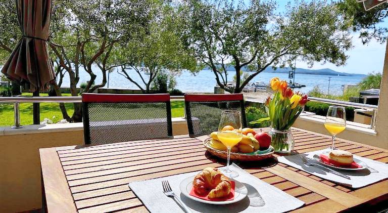 Spacious holiday apartment with terrace, barbeque & garden | Next to the beach | Dogs allowed in Biograd na Moru