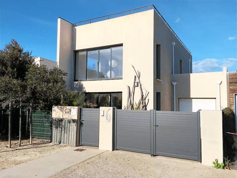 Villa with private pool, grill & yard | Water view — photo 4