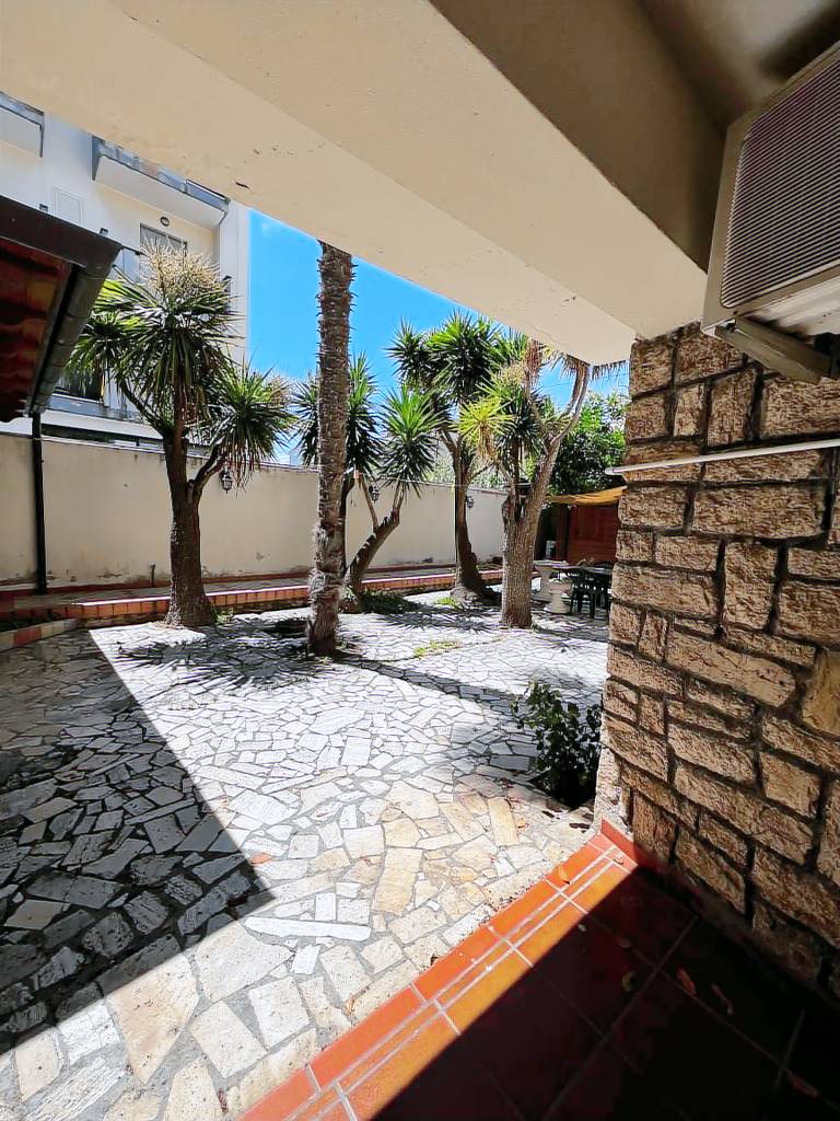 Holiday apartment with garden — photo 5