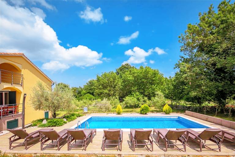 Villa with yard, terrace & private pool — photo 2