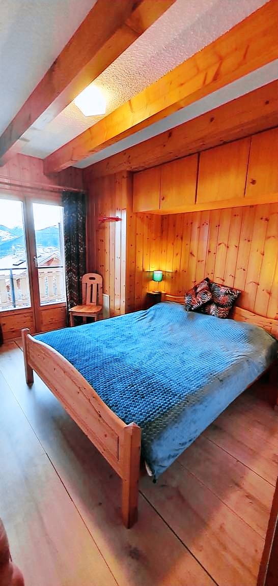 Chalet with patio & yard — photo 5