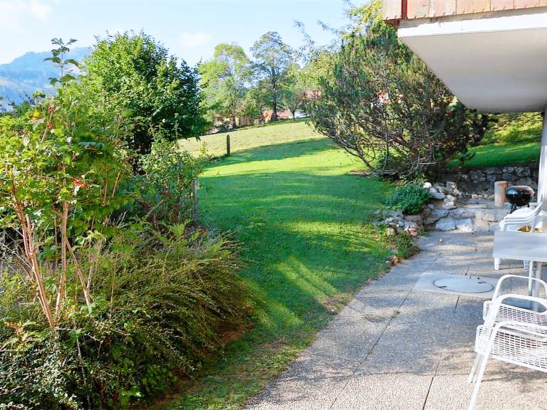 Holiday apartment with yard & patio — photo 4