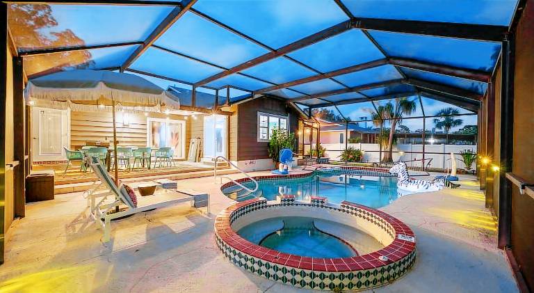 House with pool — photo 3