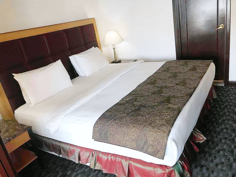 Charming serviced apartment with BBQ, pool & yard | Close to Jalan Alor | Pets allowed in Kuala Lumpur
