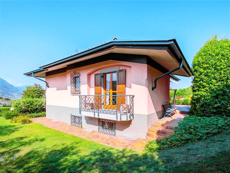 Villa with garden, grill & terrace | Lake view — photo 5