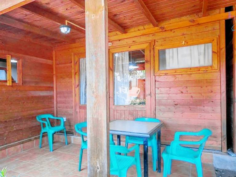 Bungalow with patio & pool — photo 5