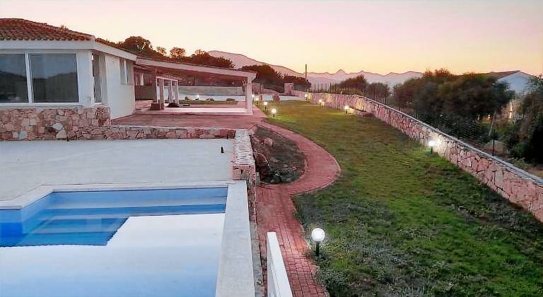 Lodge with pool, patio & hot tub in Posada