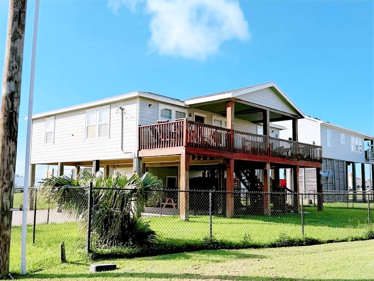 Sea Note Crystal Beach Home in Bolivar, TX